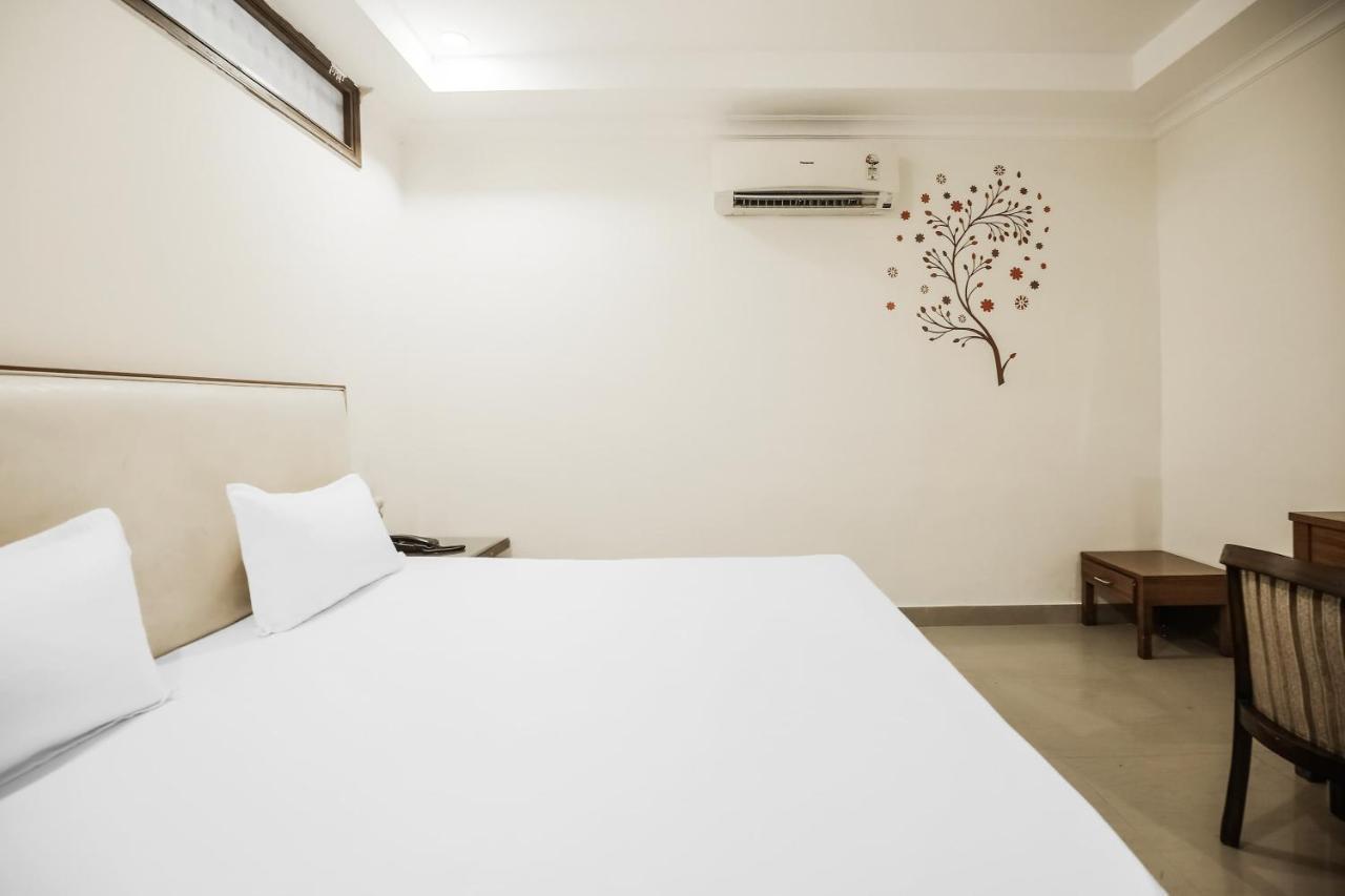 Hotel Collection O Sapphire Chandīgarh Esterno foto