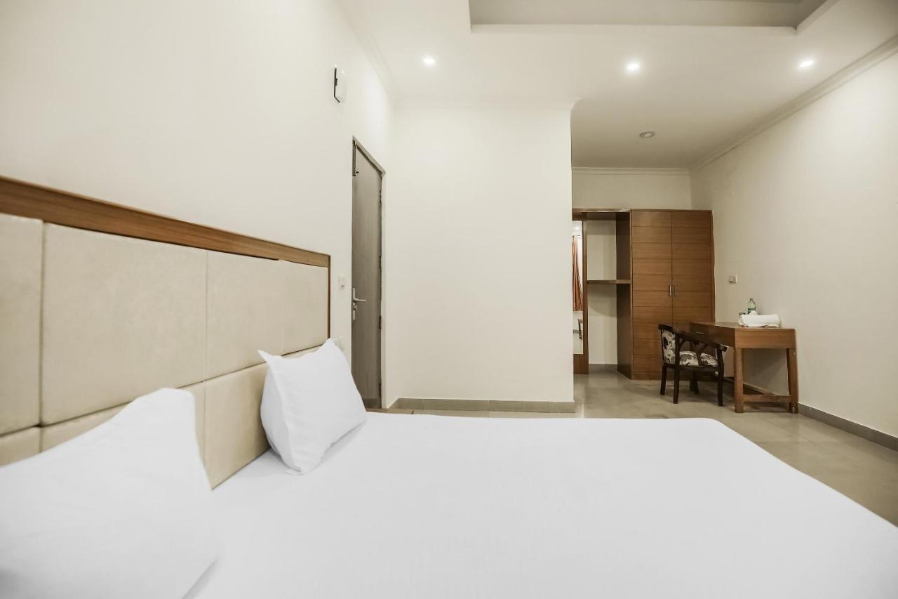 Hotel Collection O Sapphire Chandīgarh Esterno foto